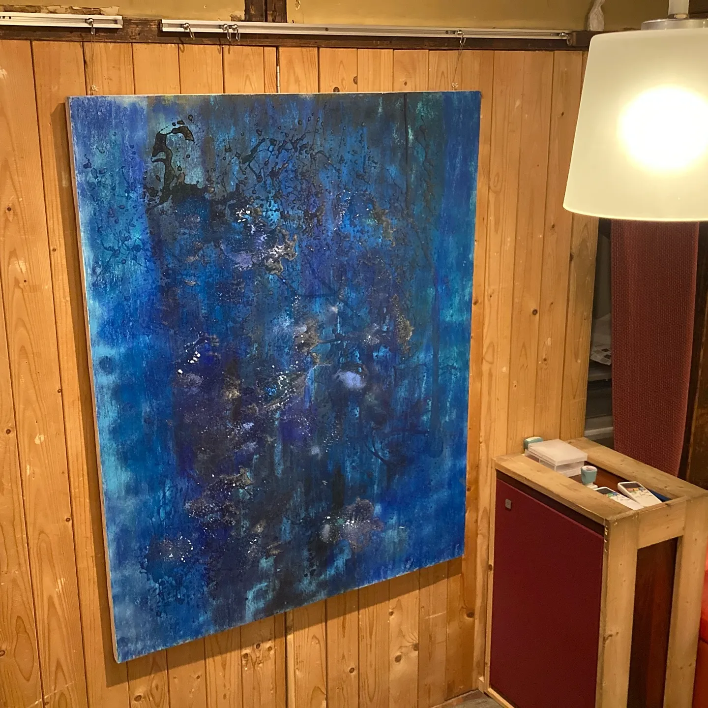 indies art club のカフェスペースは、まるで小...