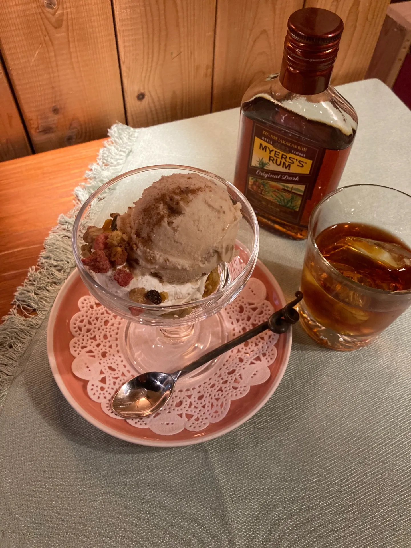 芳醇ラムいちじくとくるみのアイスクリーム